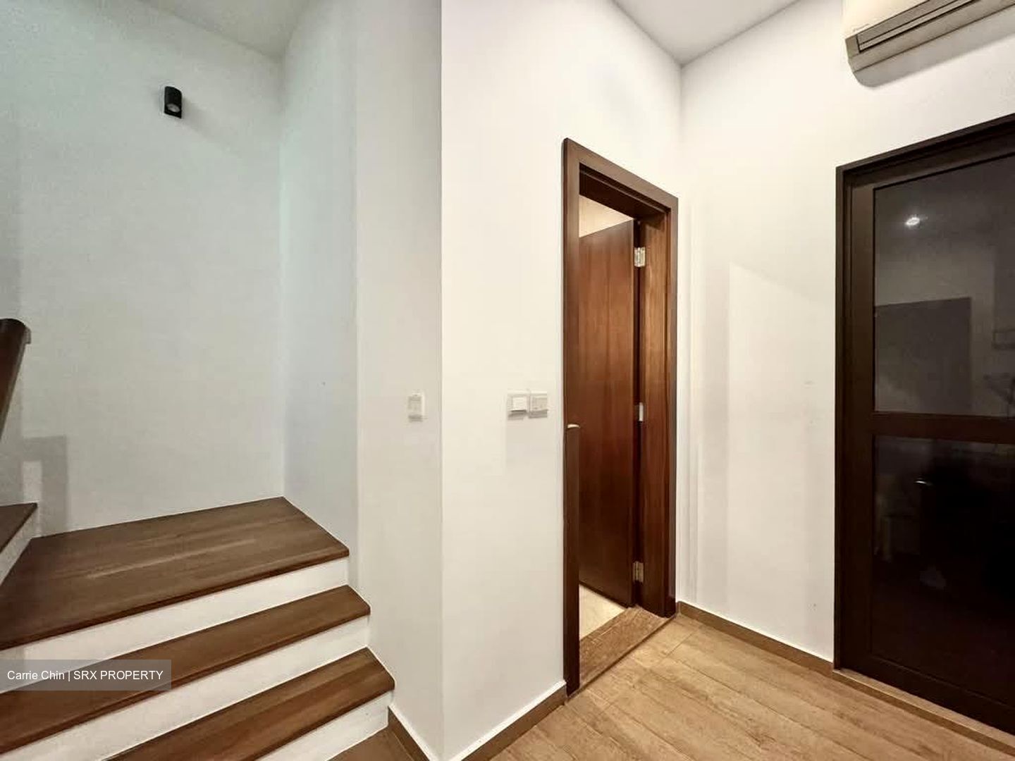 Holland Link (D10), Terrace #546995681